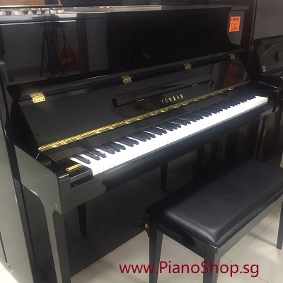 YAMAHA ET121 upright piano, black, used 6 years